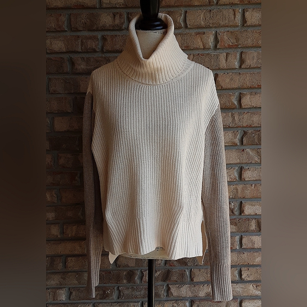 Lulus NWT Turtleneck Ribbed Long Sleeve Hi-low Hem Sweater.
